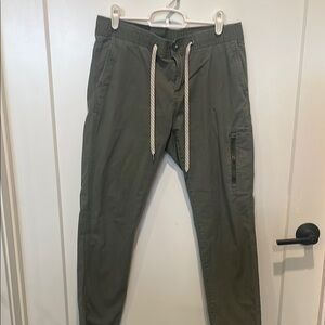 Vuori Green Cargo Pants Relaxed Fit